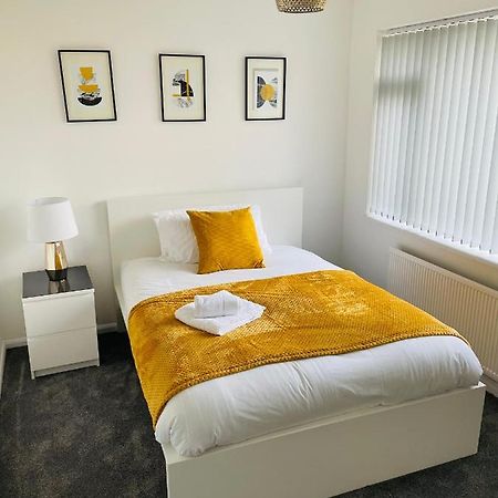 Wolverhampton Large 3 Bedrooms 5 Bed House Perfect For Short & Long Stays Contractors Business Nhs Insurance 1 Bathroom And Separate Wc Private Garden Driveway For 2 Large Vehicles Close To City Centre M6 M54 And Walsall Willenhall Cannock Property Exterior photo