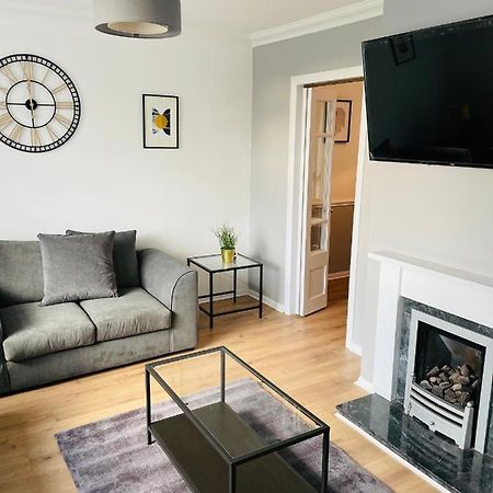 Wolverhampton Large 3 Bedrooms 5 Bed House Perfect For Short & Long Stays Contractors Business Nhs Insurance 1 Bathroom And Separate Wc Private Garden Driveway For 2 Large Vehicles Close To City Centre M6 M54 And Walsall Willenhall Cannock Property Exterior photo