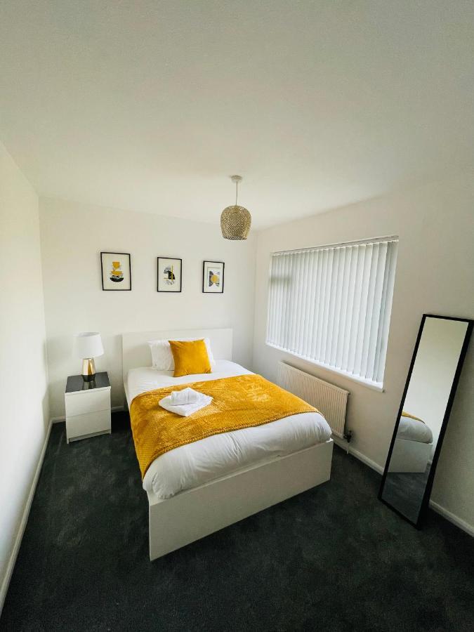 Wolverhampton Large 3 Bedrooms 5 Bed House Perfect For Short & Long Stays Contractors Business Nhs Insurance 1 Bathroom And Separate Wc Private Garden Driveway For 2 Large Vehicles Close To City Centre M6 M54 And Walsall Willenhall Cannock Property Exterior photo