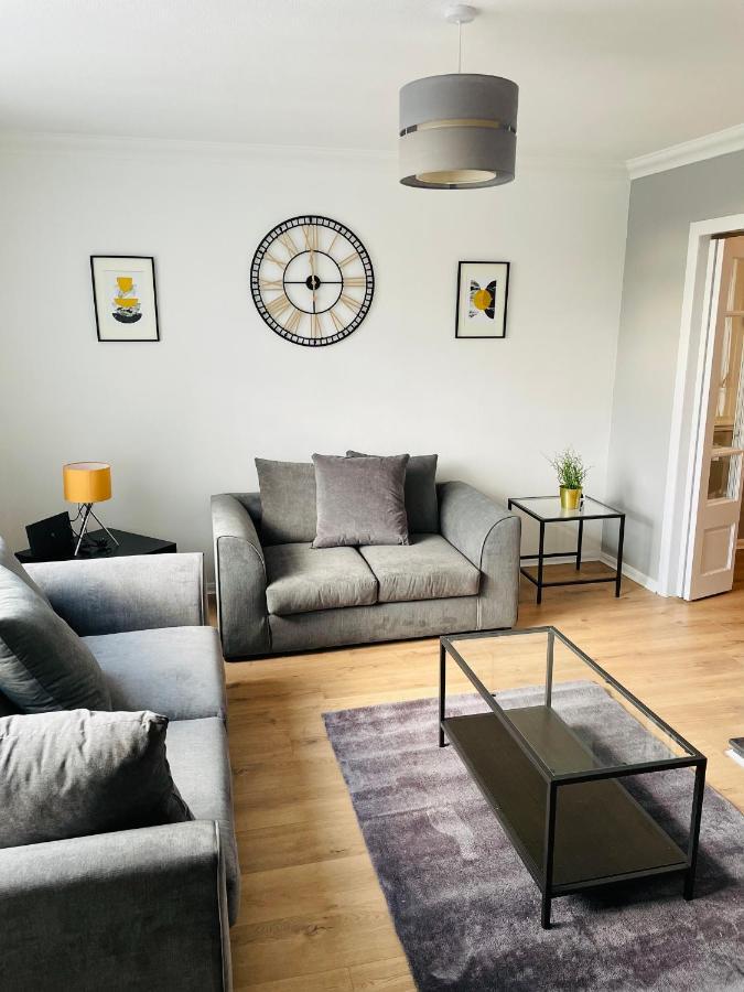 Wolverhampton Large 3 Bedrooms 5 Bed House Perfect For Short & Long Stays Contractors Business Nhs Insurance 1 Bathroom And Separate Wc Private Garden Driveway For 2 Large Vehicles Close To City Centre M6 M54 And Walsall Willenhall Cannock Property Exterior photo
