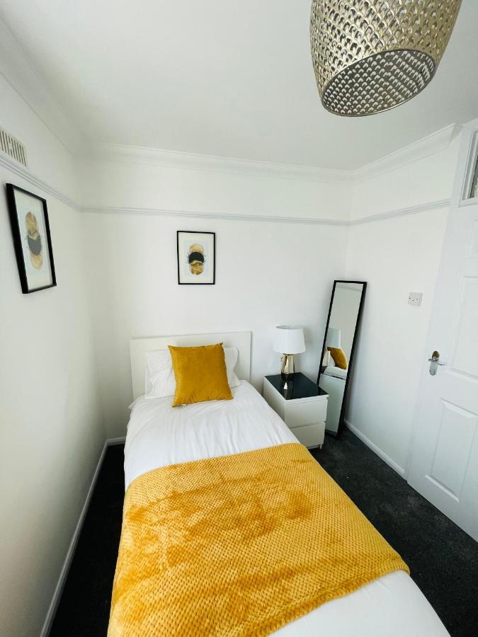 Wolverhampton Large 3 Bedrooms 5 Bed House Perfect For Short & Long Stays Contractors Business Nhs Insurance 1 Bathroom And Separate Wc Private Garden Driveway For 2 Large Vehicles Close To City Centre M6 M54 And Walsall Willenhall Cannock Property Exterior photo