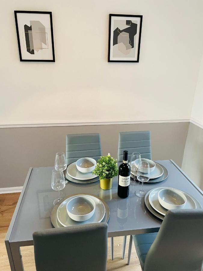 Wolverhampton Large 3 Bedrooms 5 Bed House Perfect For Short & Long Stays Contractors Business Nhs Insurance 1 Bathroom And Separate Wc Private Garden Driveway For 2 Large Vehicles Close To City Centre M6 M54 And Walsall Willenhall Cannock Property Exterior photo