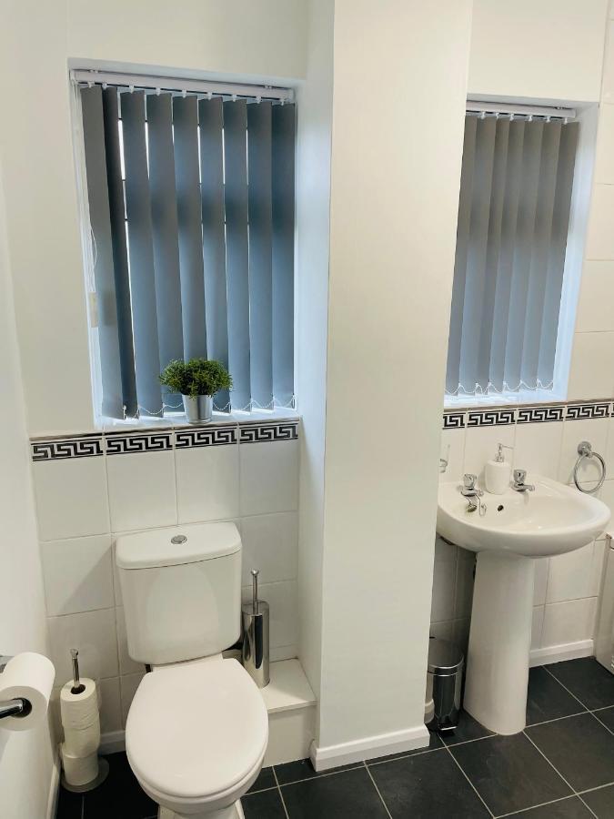 Wolverhampton Large 3 Bedrooms 5 Bed House Perfect For Short & Long Stays Contractors Business Nhs Insurance 1 Bathroom And Separate Wc Private Garden Driveway For 2 Large Vehicles Close To City Centre M6 M54 And Walsall Willenhall Cannock Property Exterior photo