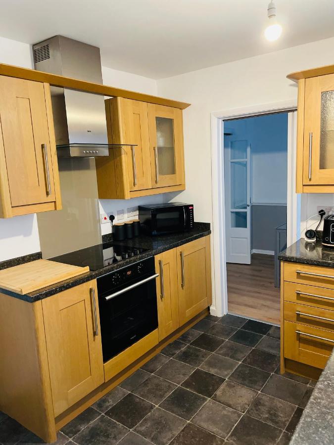 Wolverhampton Large 3 Bedrooms 5 Bed House Perfect For Short & Long Stays Contractors Business Nhs Insurance 1 Bathroom And Separate Wc Private Garden Driveway For 2 Large Vehicles Close To City Centre M6 M54 And Walsall Willenhall Cannock Property Exterior photo