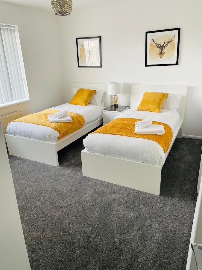 Wolverhampton Large 3 Bedrooms 5 Bed House Perfect For Short & Long Stays Contractors Business Nhs Insurance 1 Bathroom And Separate Wc Private Garden Driveway For 2 Large Vehicles Close To City Centre M6 M54 And Walsall Willenhall Cannock Property Exterior photo