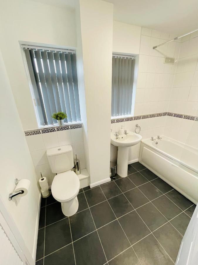 Wolverhampton Large 3 Bedrooms 5 Bed House Perfect For Short & Long Stays Contractors Business Nhs Insurance 1 Bathroom And Separate Wc Private Garden Driveway For 2 Large Vehicles Close To City Centre M6 M54 And Walsall Willenhall Cannock Property Exterior photo