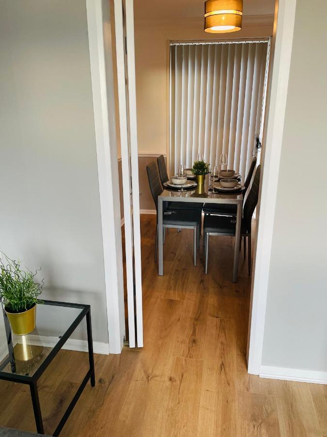 Wolverhampton Large 3 Bedrooms 5 Bed House Perfect For Short & Long Stays Contractors Business Nhs Insurance 1 Bathroom And Separate Wc Private Garden Driveway For 2 Large Vehicles Close To City Centre M6 M54 And Walsall Willenhall Cannock Property Exterior photo