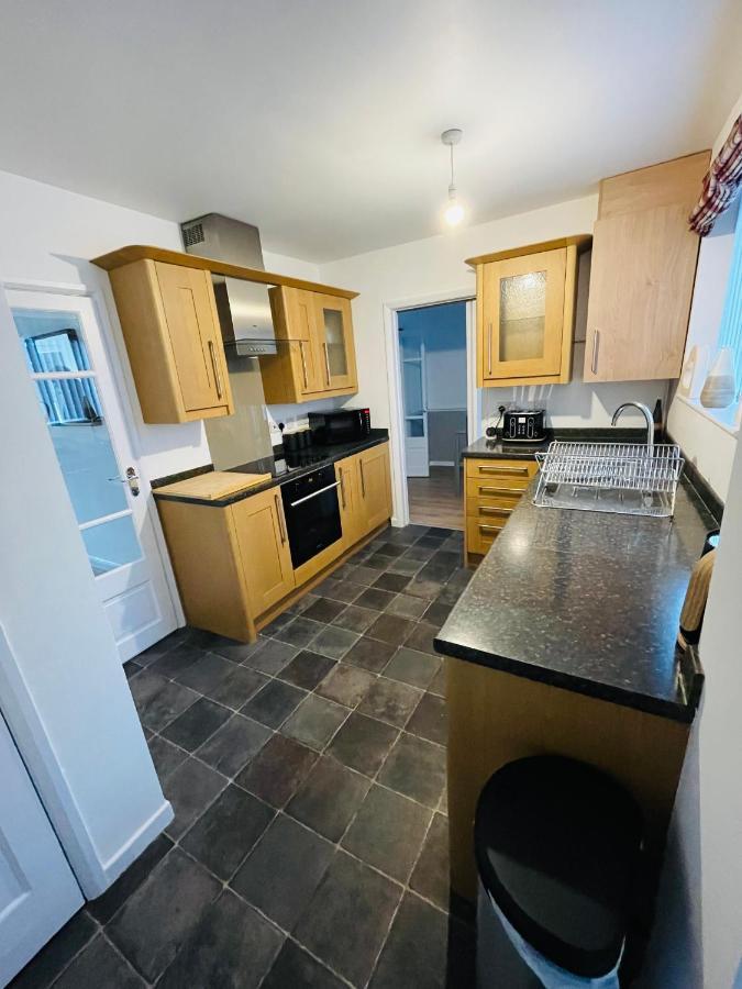 Wolverhampton Large 3 Bedrooms 5 Bed House Perfect For Short & Long Stays Contractors Business Nhs Insurance 1 Bathroom And Separate Wc Private Garden Driveway For 2 Large Vehicles Close To City Centre M6 M54 And Walsall Willenhall Cannock Property Exterior photo