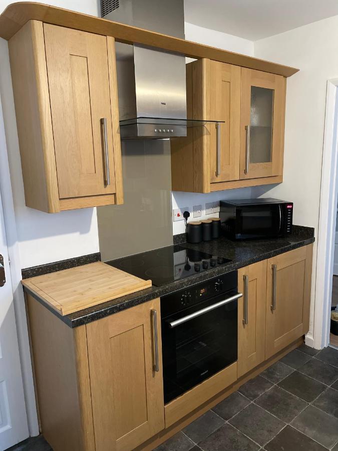 Wolverhampton Large 3 Bedrooms 5 Bed House Perfect For Short & Long Stays Contractors Business Nhs Insurance 1 Bathroom And Separate Wc Private Garden Driveway For 2 Large Vehicles Close To City Centre M6 M54 And Walsall Willenhall Cannock Property Exterior photo